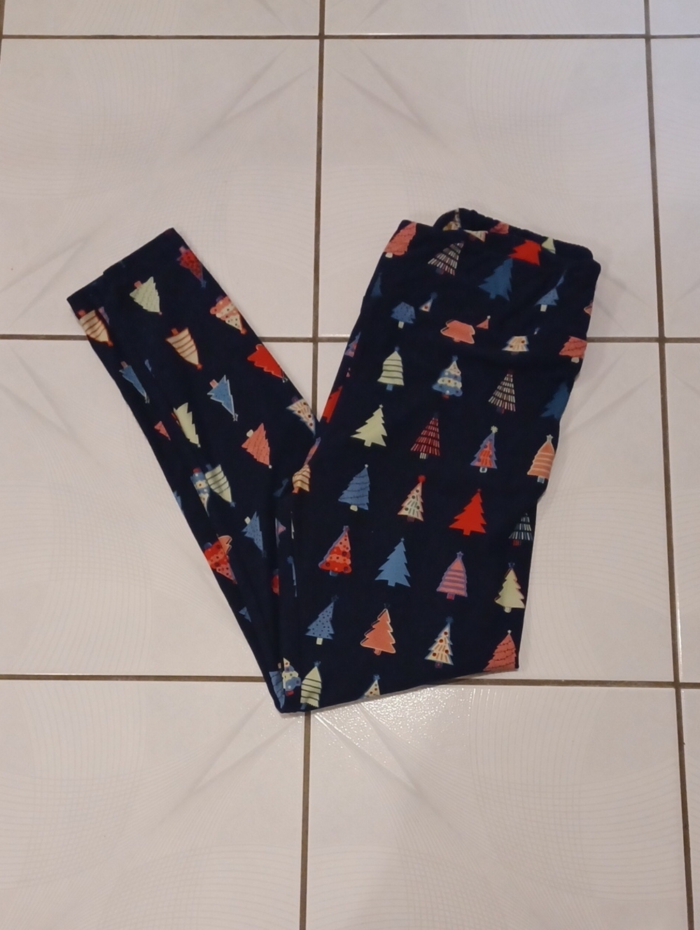4/$60 LuLaRoe Holiday Print Leggings - Size TC (Fits US12-18)
